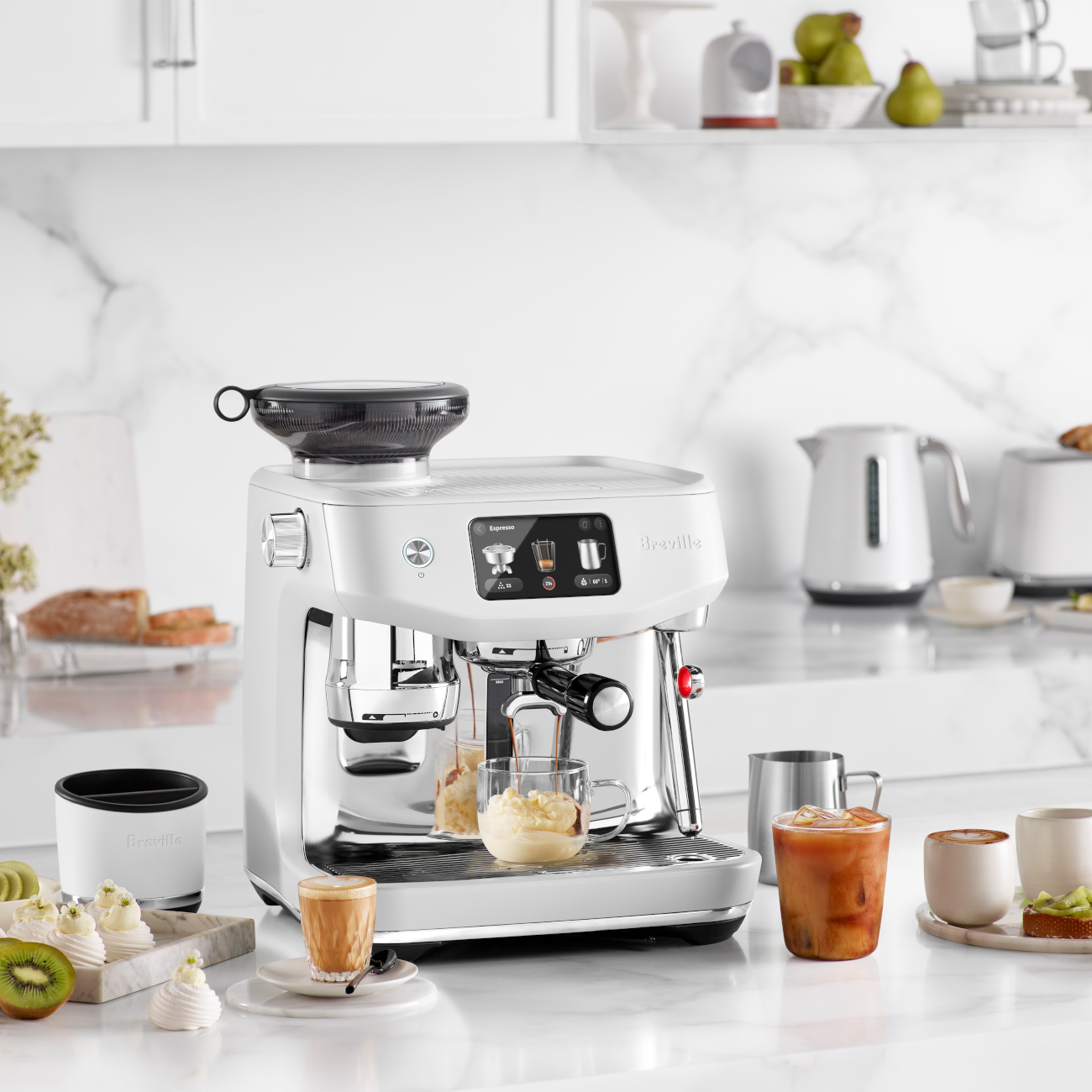 Lifestyle image of the Oracle Jet in Sea Salt